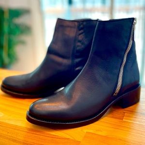 New in box — FRYE demi zip bootie — women’s size US 10